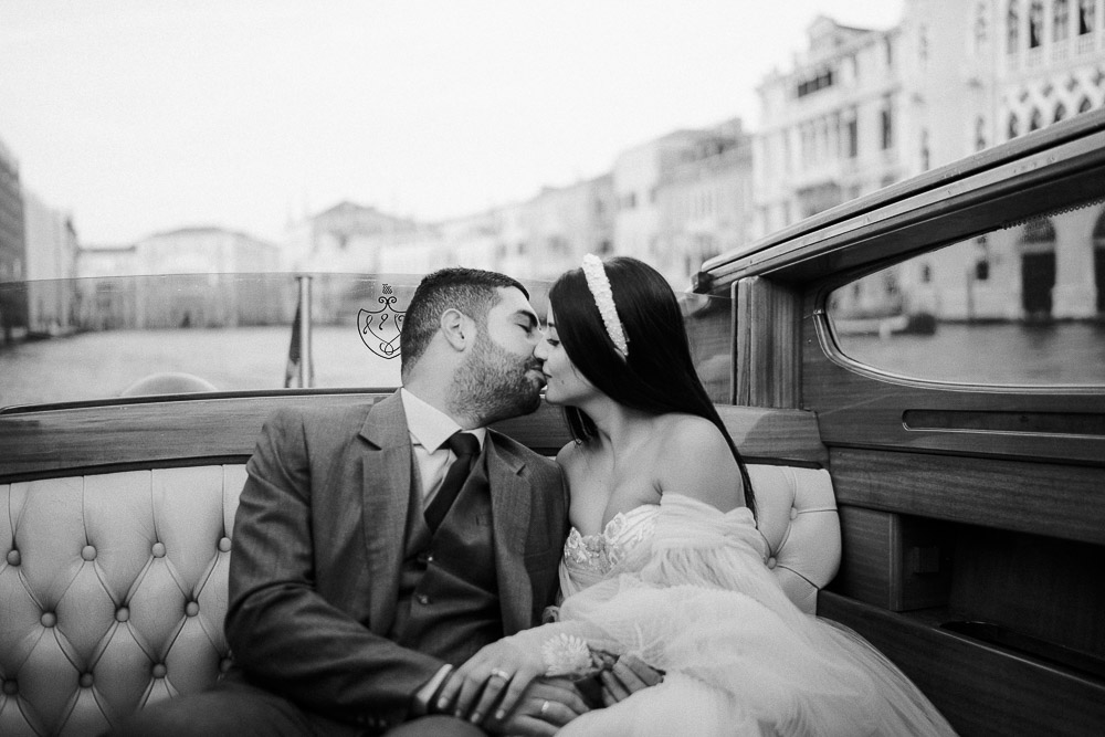 water taxi elopement sunrise photoshoot in Venice