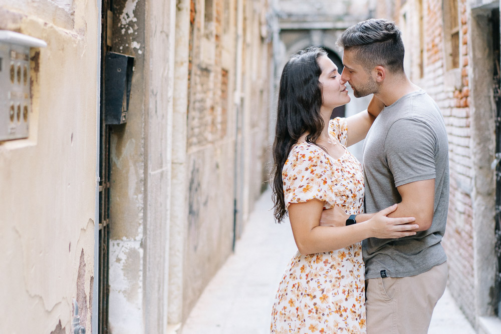 Vacation photoshoot in Venice for couples
