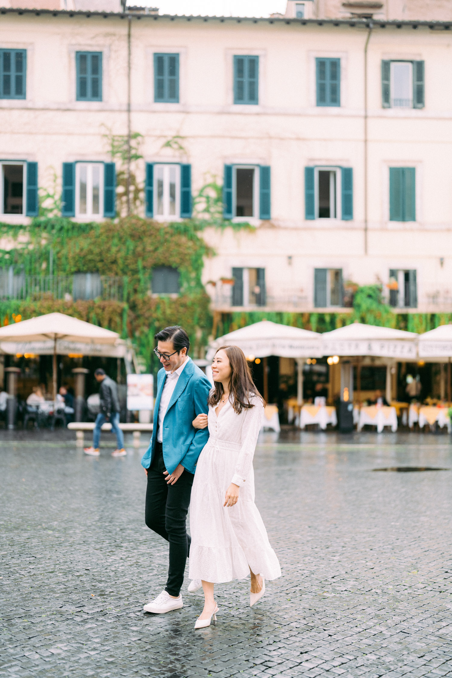 couple photographer for a winter, autumn, spring rainy day photoshoot in Rome