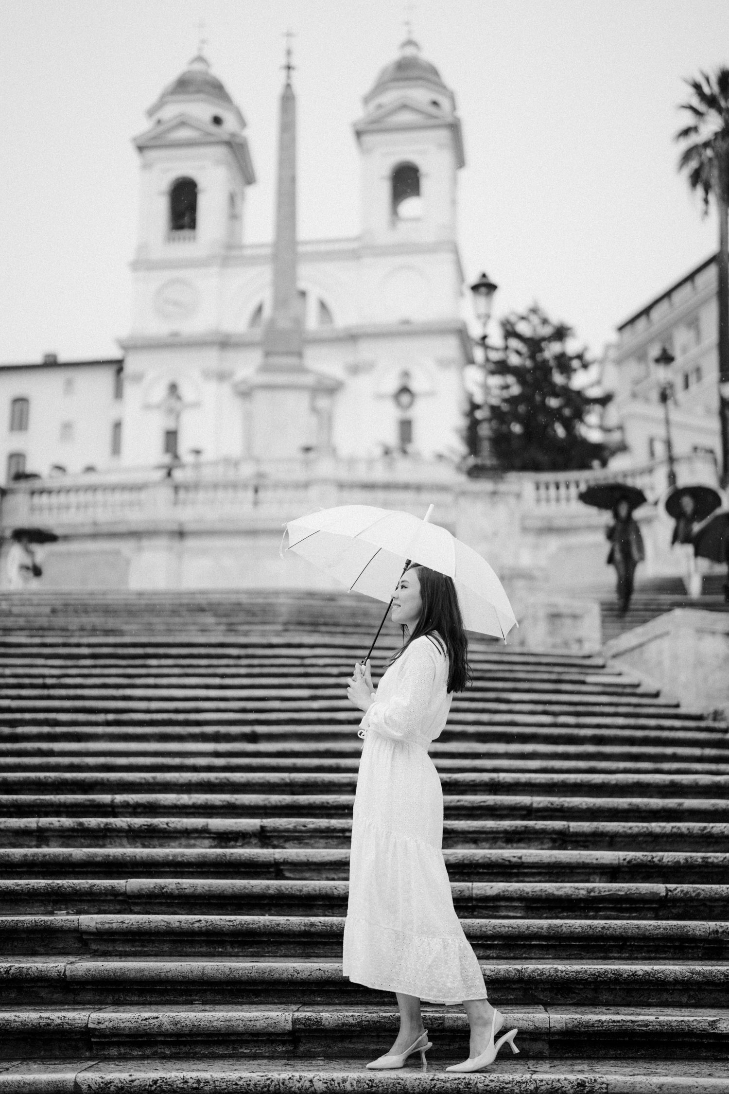 Rainy day romantic photoshoot in Rome