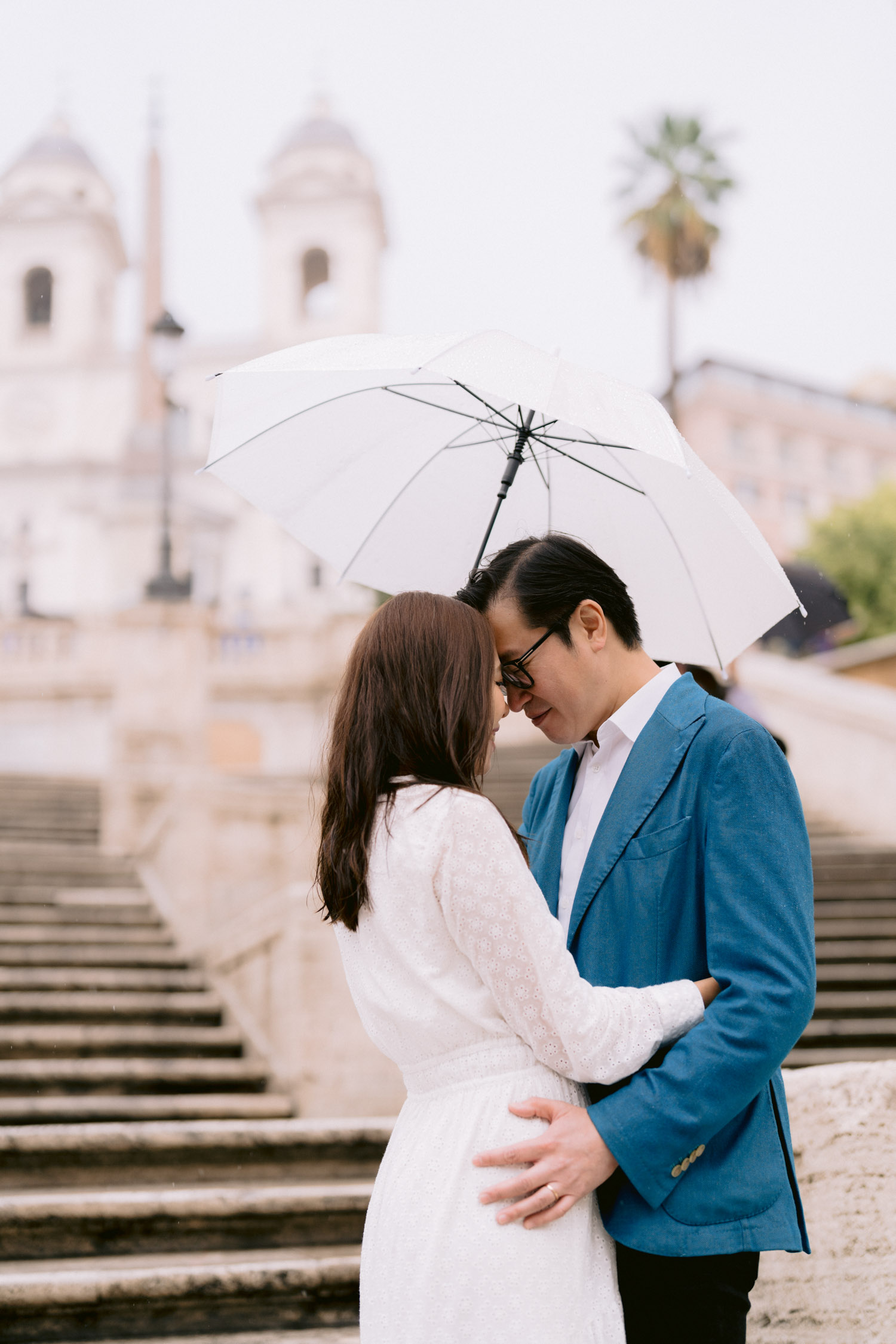 Romantic photoshoot in Rome at rainty day