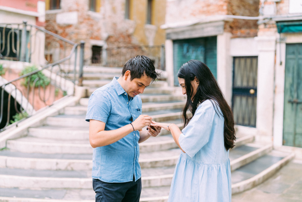 anniversary photoshoot in Venice with wedding photographer Alina Indi is a romantic experience for any couple travelling to Italy