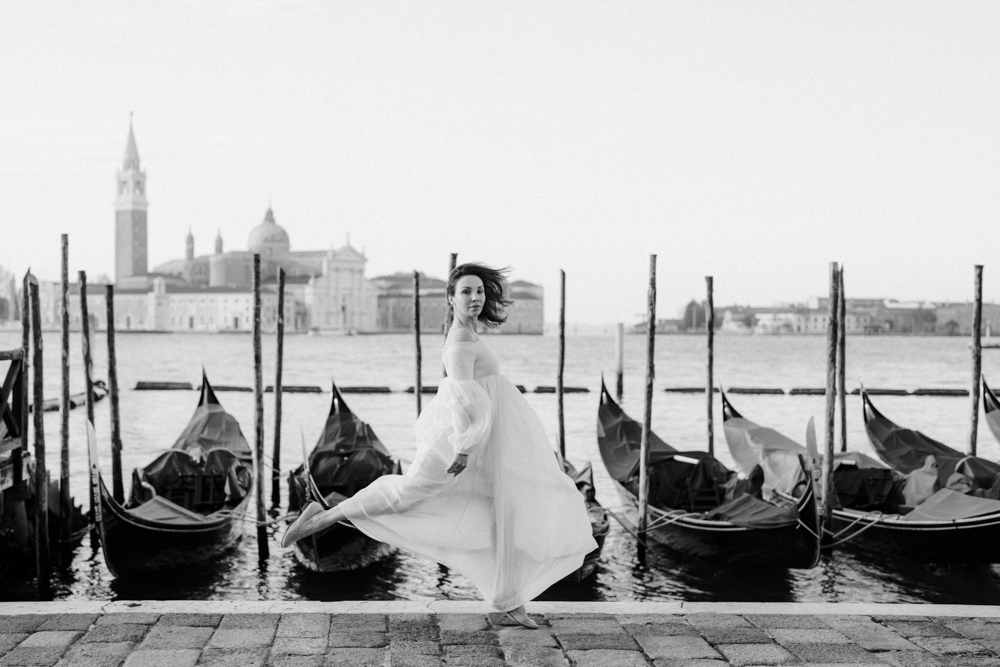 creative portrait photoshoot in Venice for a slolo traveller