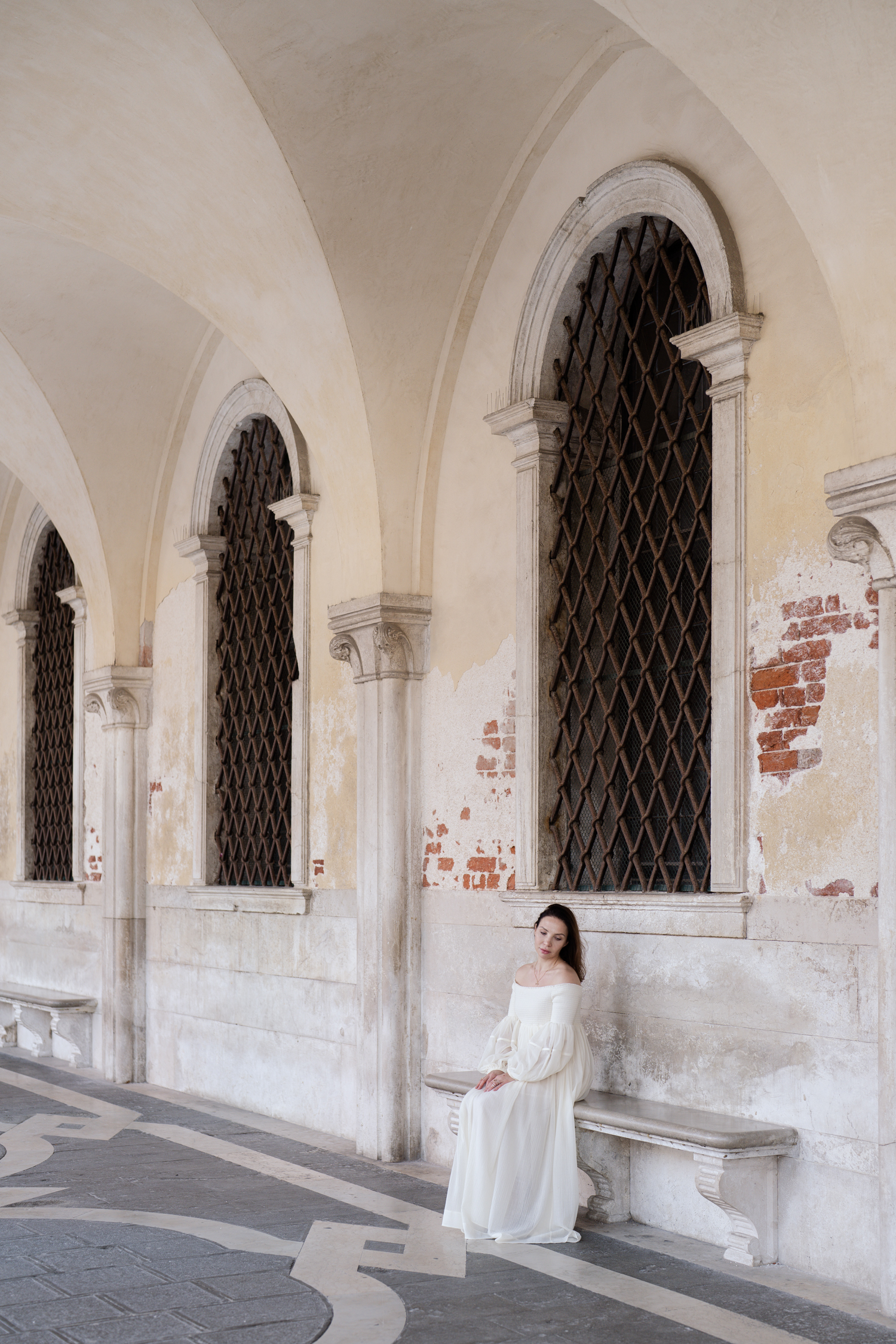 Poses and locations for a sunrise portrait photoshoot in St Marks Square in Venice with the best local photographer, Alina Indi.