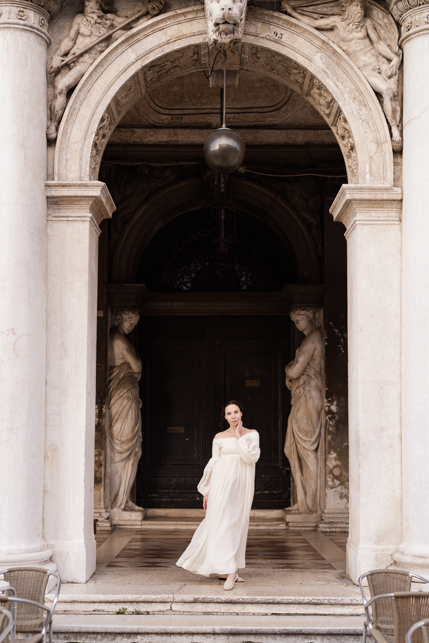 the best Venice photographer for a portrait, couple, anniversary, engagement, or vacation photoshoot in Venice