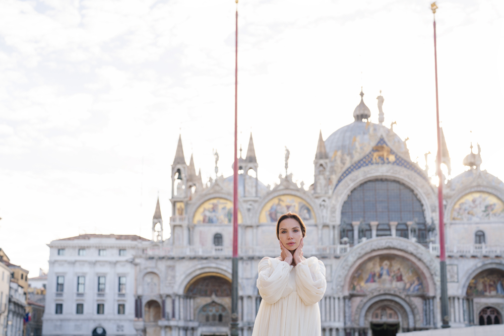 book Venice photographer for a sunrise portrait, engagement, anniversary, wedding, vacation photoshoot in Italy