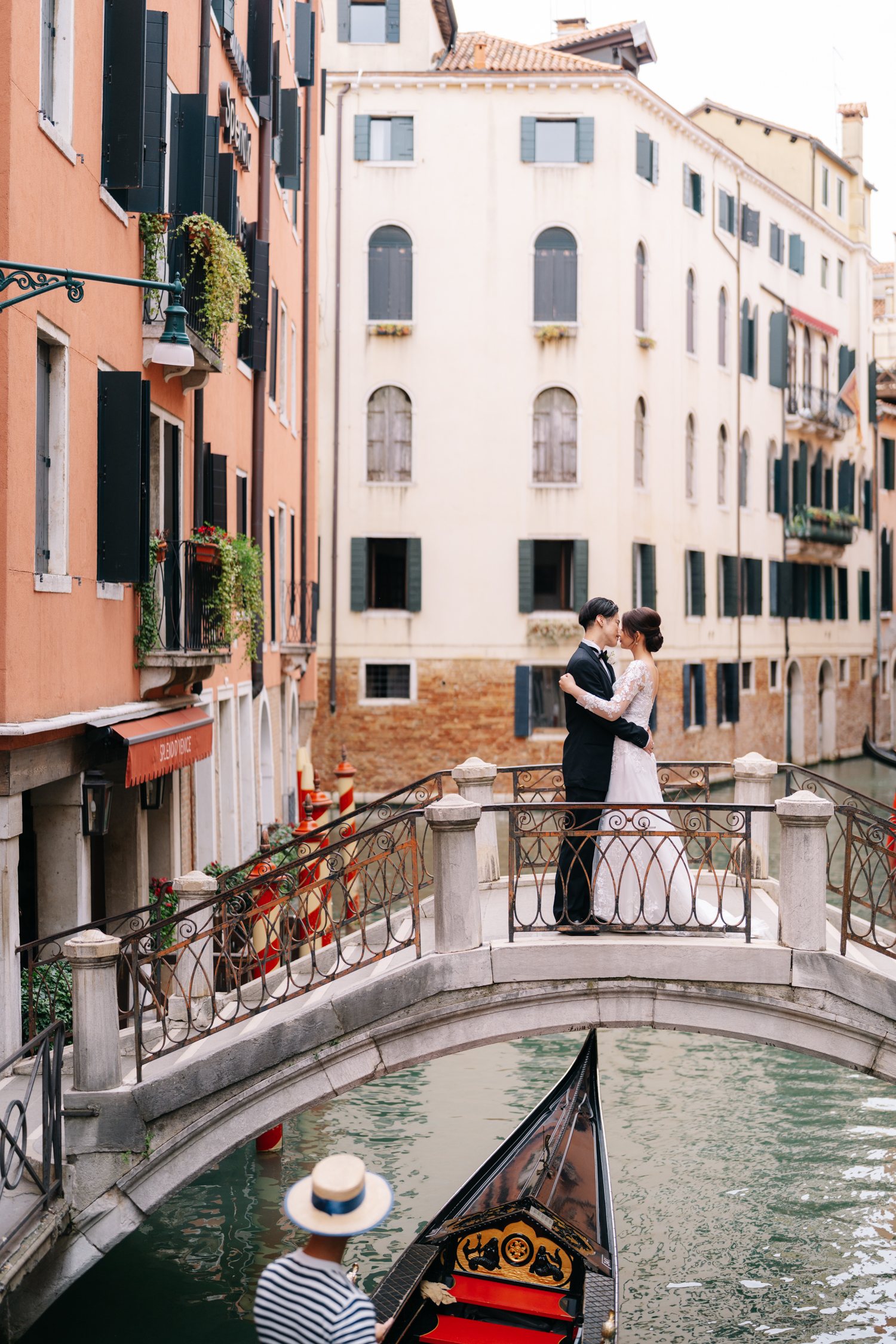If you are looking for an ultimate romantic wedding photoshoot in Venice photographer Alina Indi will document your day in Italy