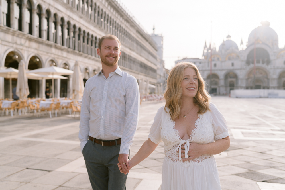 how to take maternity photos in Venice on vacation