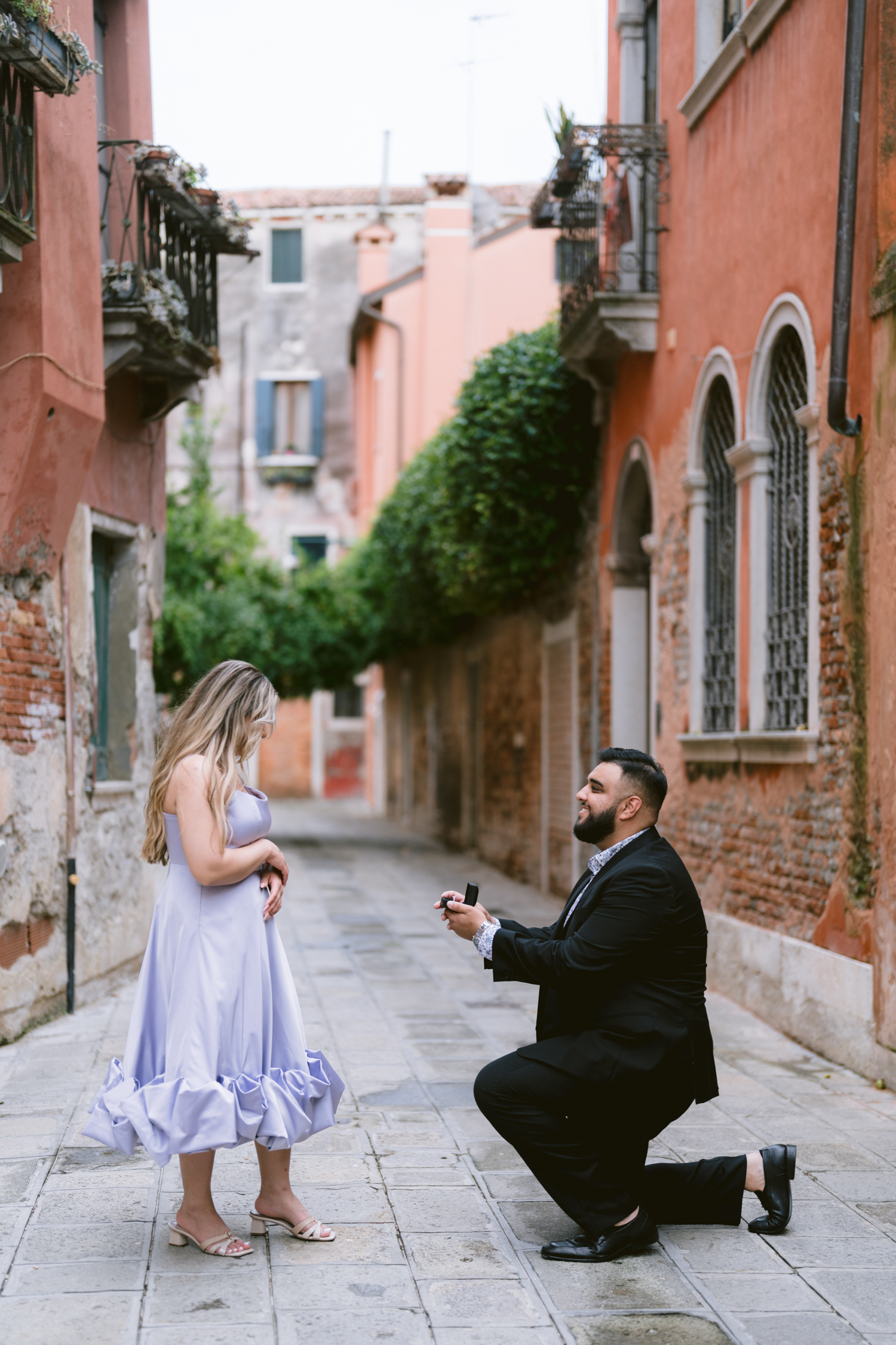 Book professional photographer for a surprise proposal photoshoot in Venice