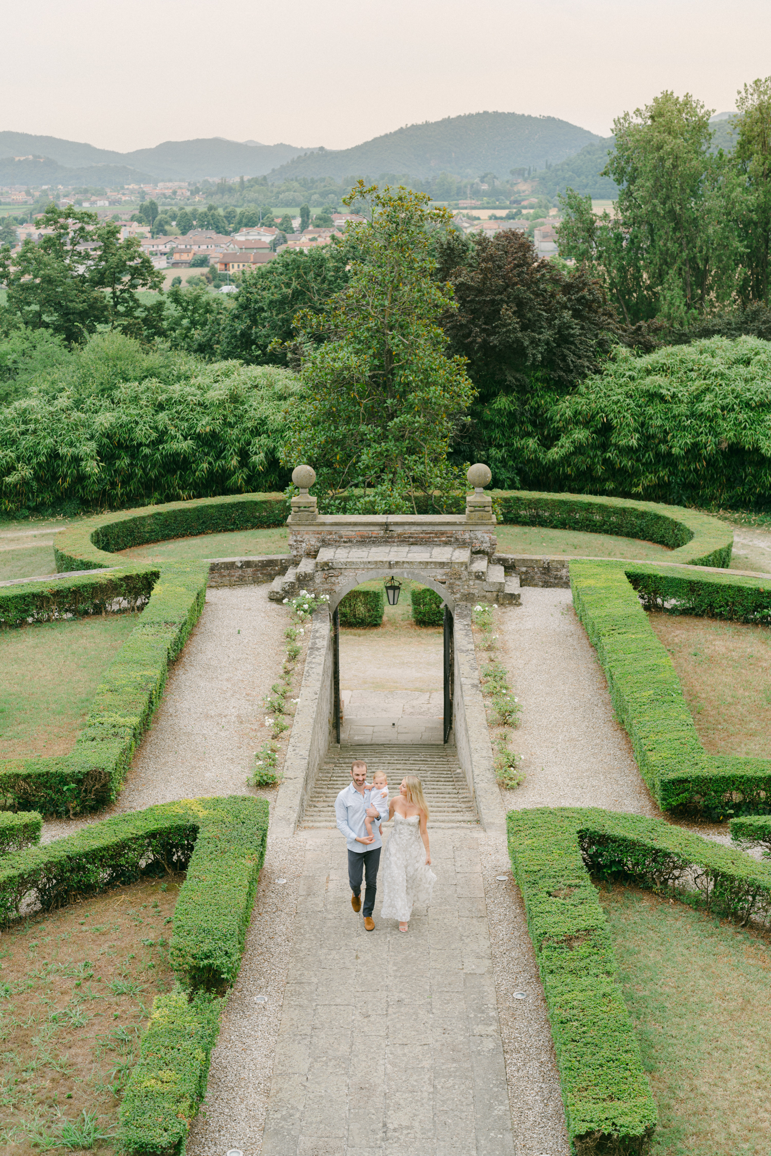 Venice photographer, Alina indi will meet you in Colli Euganei a few minutes away from Venice for a fine art family photoshoot