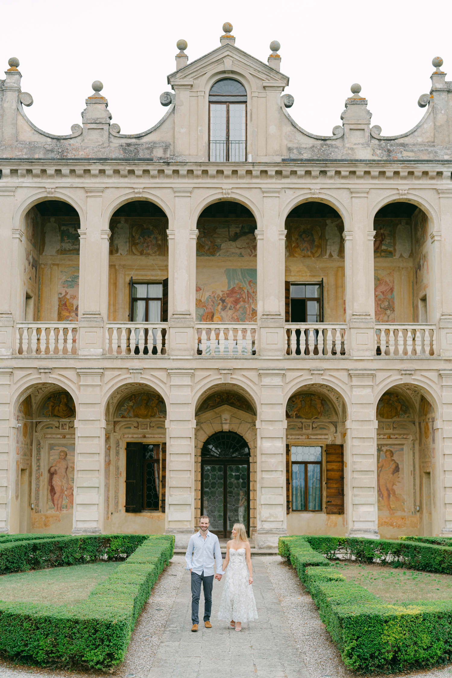 Villa Emo Capodilista is an Italian villa a few minutes away from Padua and one hour drive from Venice. Book your Venice and Padova wedding photographer for a romanic photoshoot or wedding in Italy.