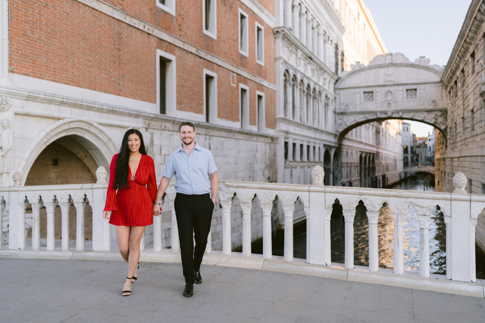 Top ideas on how document your love in the most romantic city in Italy. Find the best photographer based in Venice to memorise your romantic getaway in Italy.