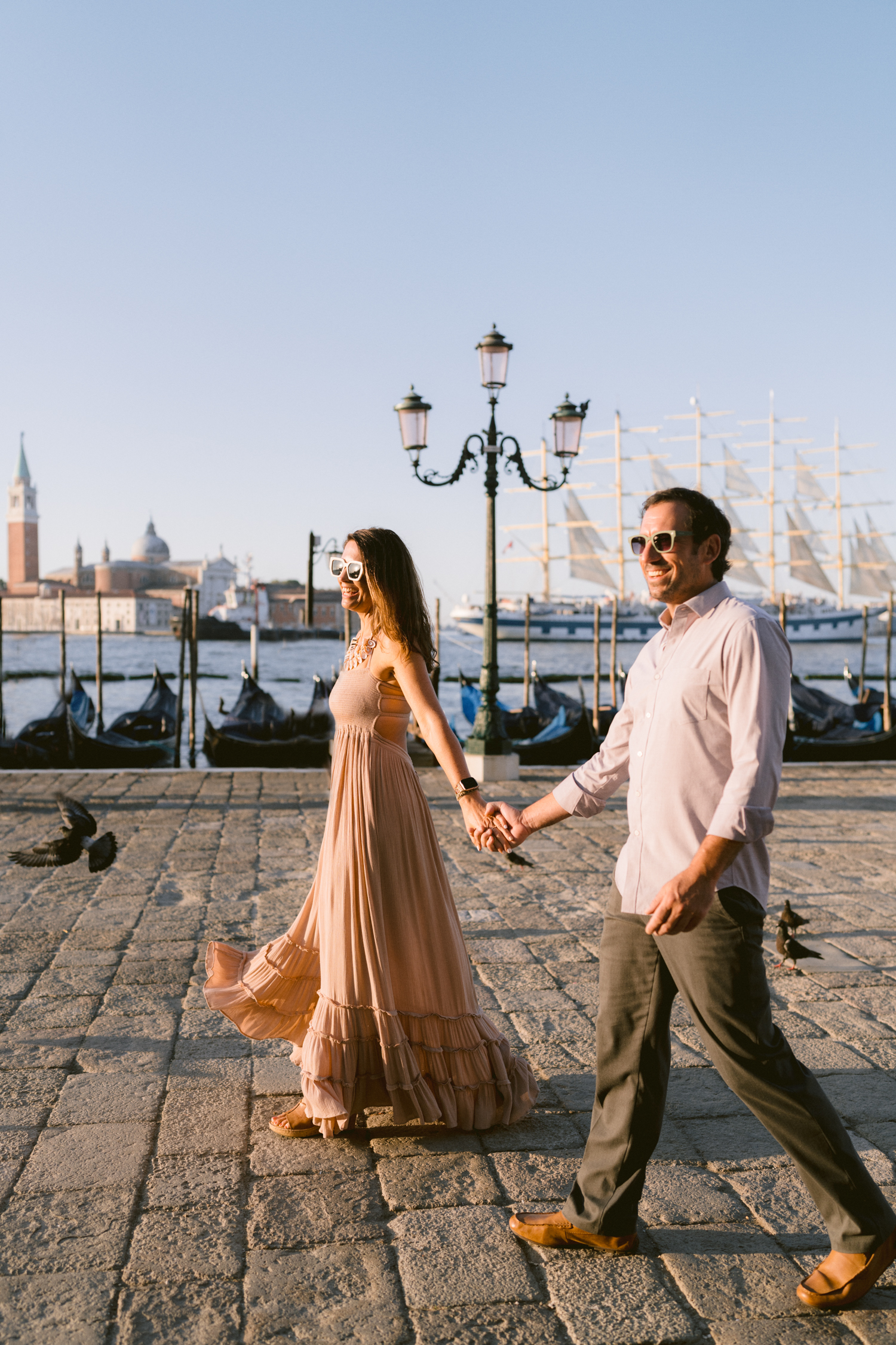 Sunrise candid photoshoot in Venice, Italy, for a couple.