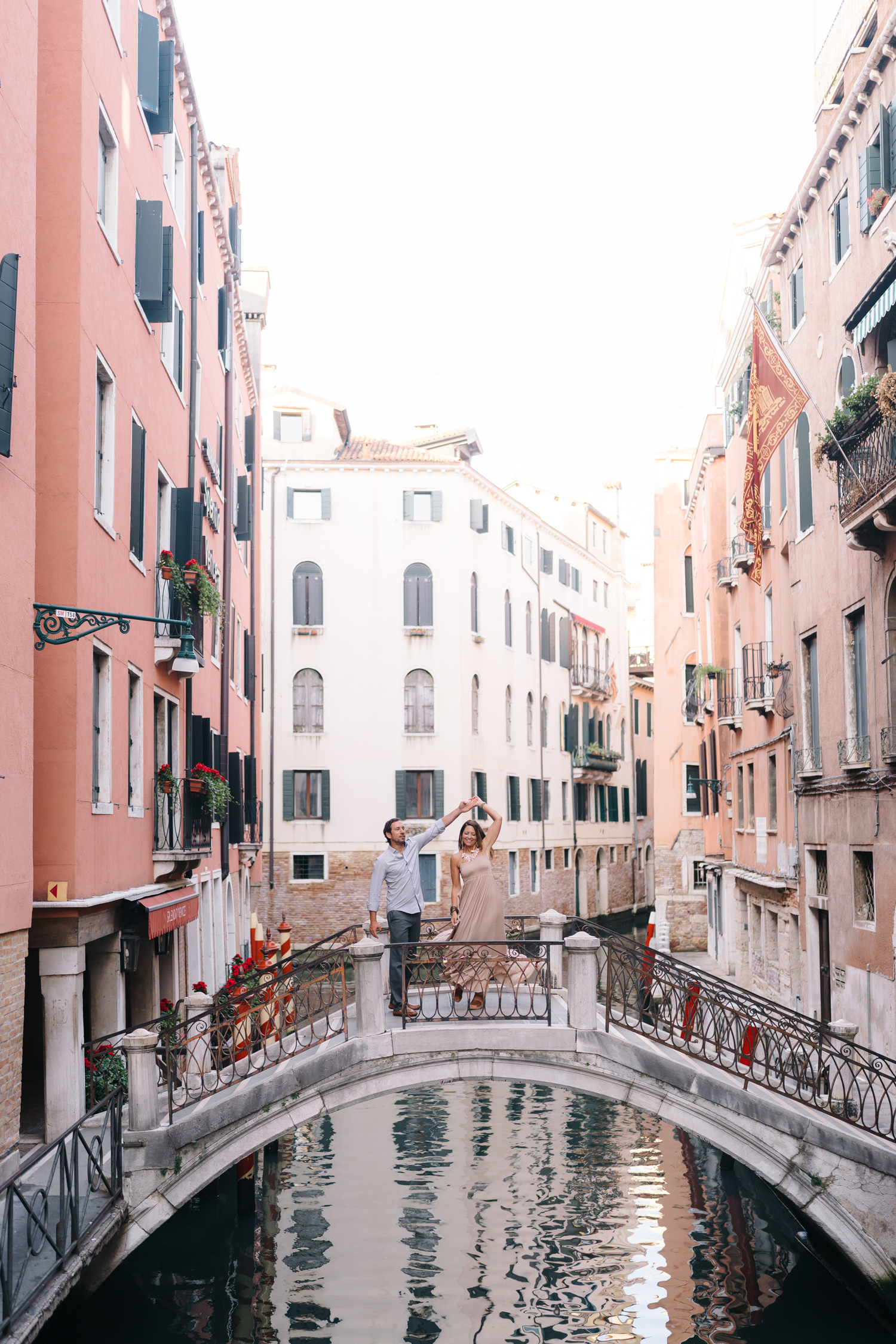 What are the best places to take couples photos in Venice? Look at this photoshoot and learn about the top spots for photoshoot in Italy