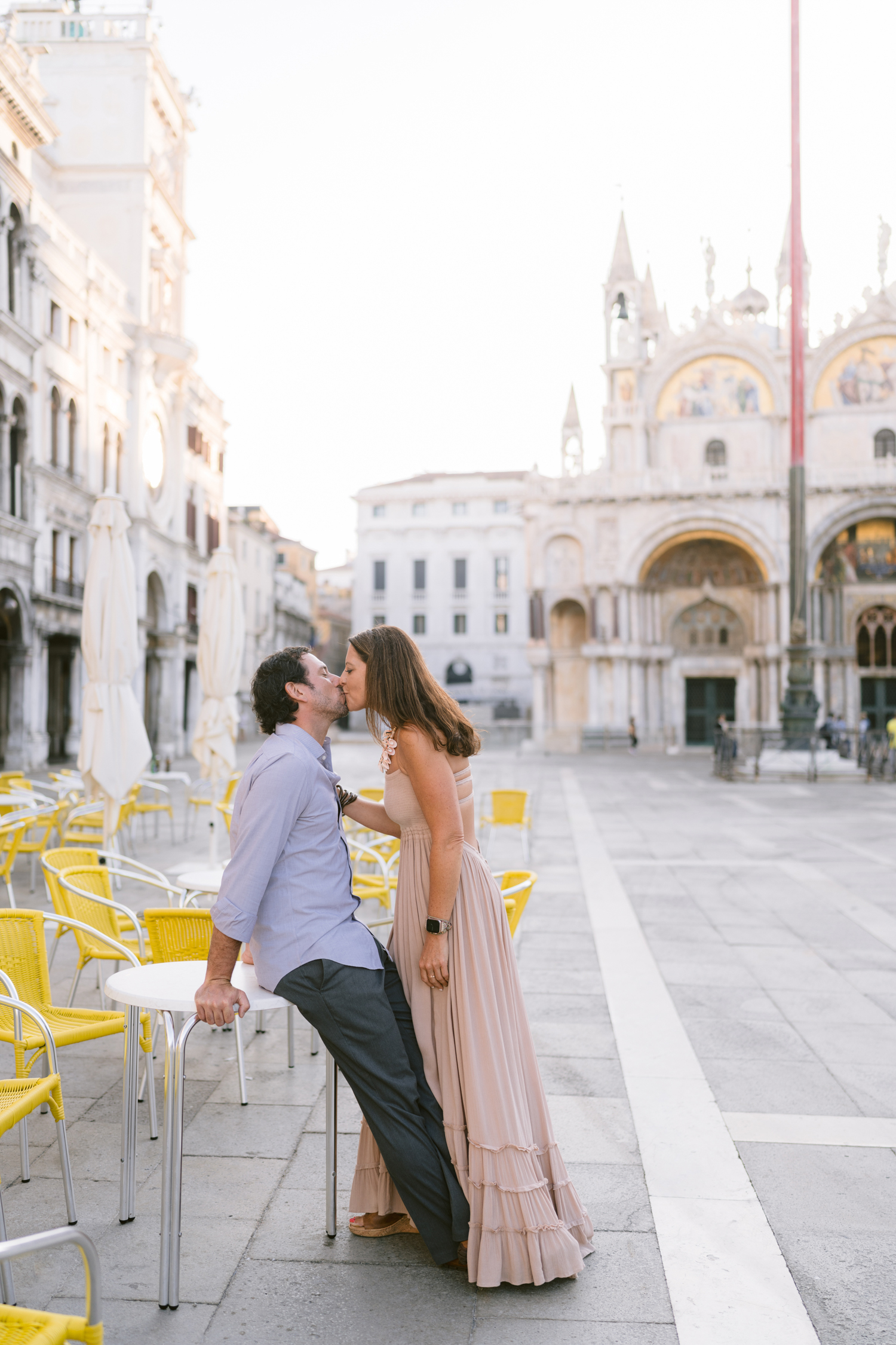 Authentic and candid photoshoot in Venice for a couple in vacation. Alina Indi is your photographer in Italy who document your honeymoon, anniversary, family, proposal in Italy