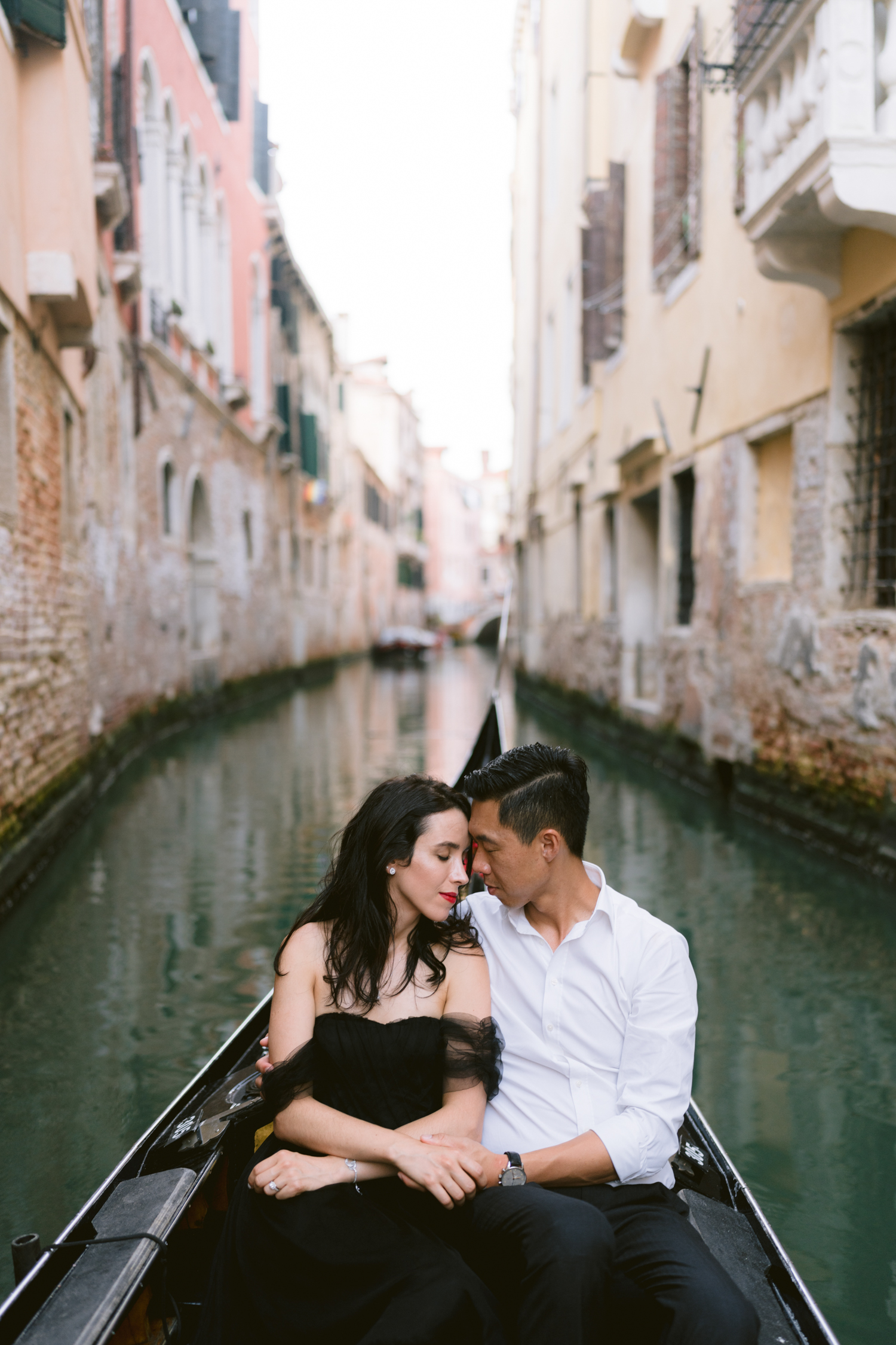 Honeymoon Venice photographer, Alina Indi. Book your photoshoot now