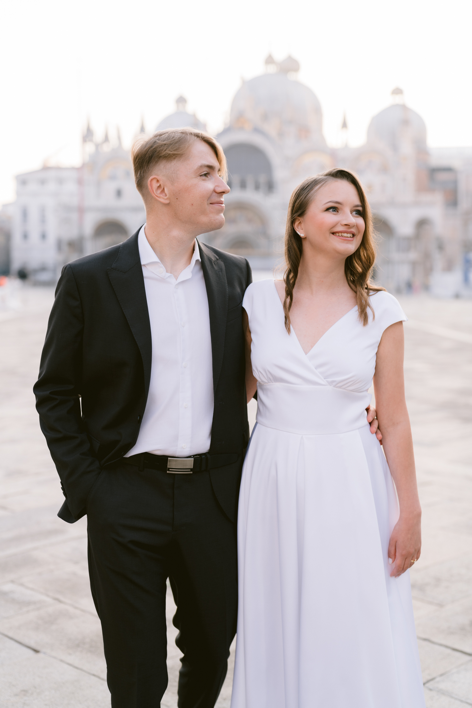 Capture your love story in the stunning backdrop of Venice with our professional wedding and elopement photography services. Book an unforgettable photoshoot and create timeless memories against the romantic canals, historic landmarks, and charming streets of this enchanting city. Let us document your special day in Venice with passion, creativity, and a touch of magic.