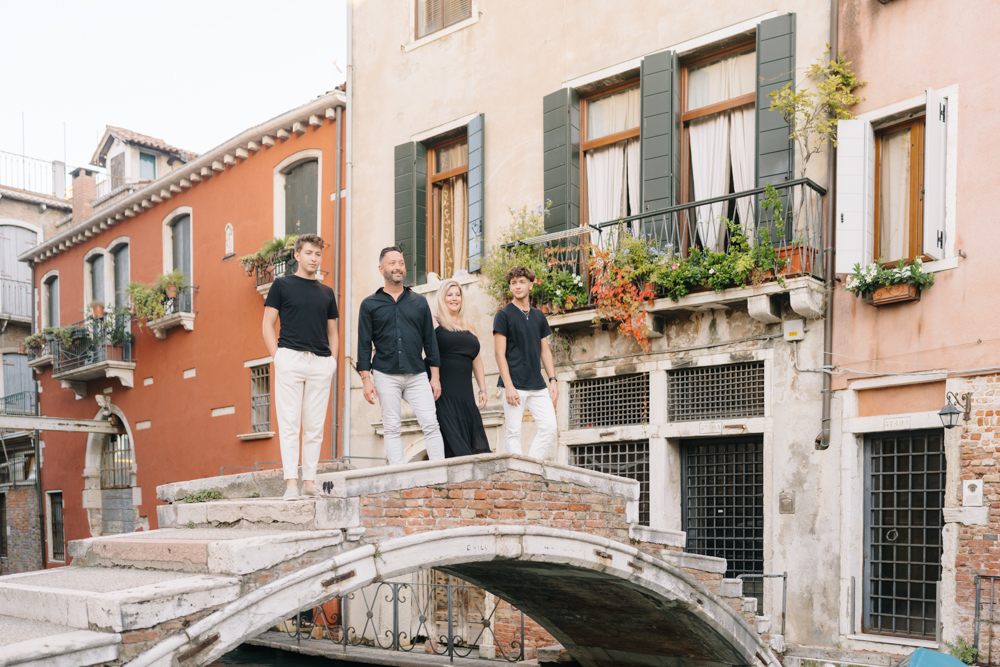 How to book a freelance local professional photographer in Venice?