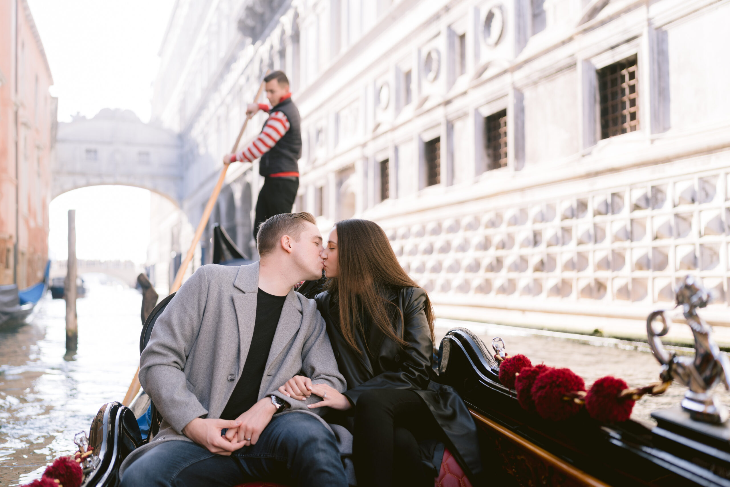 Venice photoshoot for a romantic couple by a professional photographer in Italy
