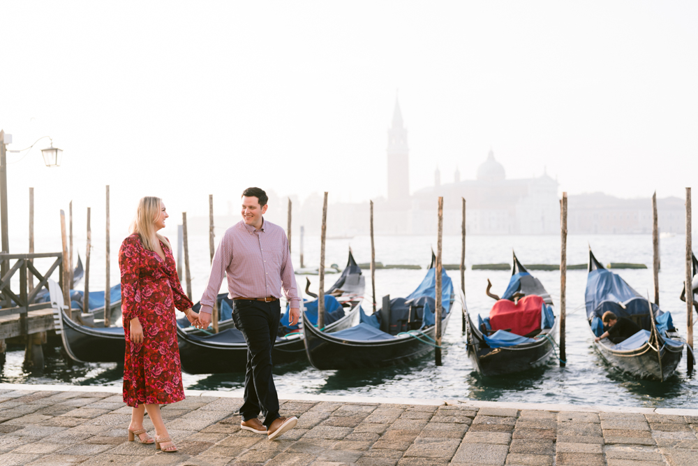 Top locations and poses for a couples photoshoot in Venice by professional photographer Alina Indi.