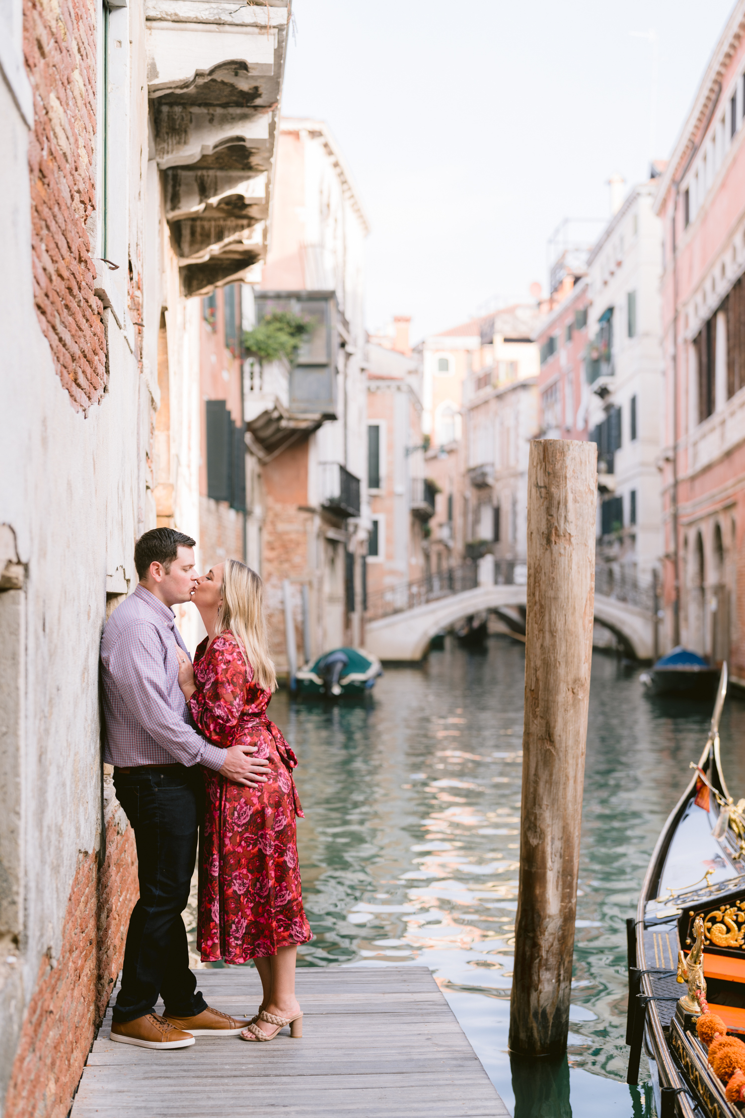 Top Venice vacation professional freelance photographer for a romantic couples photoshoot with gondola.