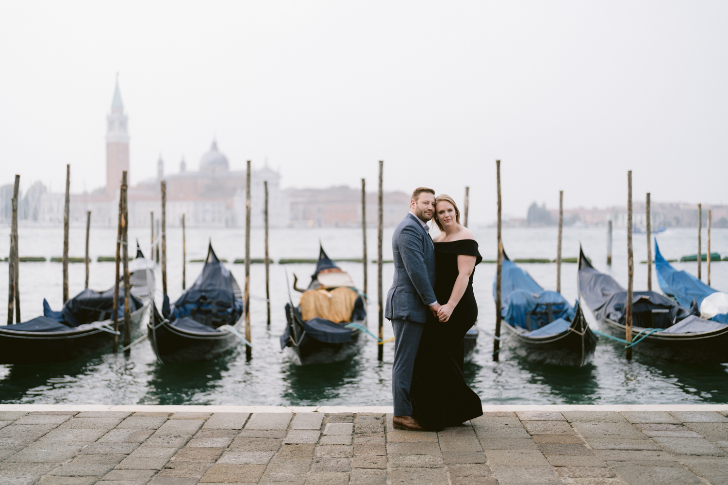 How to pose and where and when take professional romantic photos in Venice?