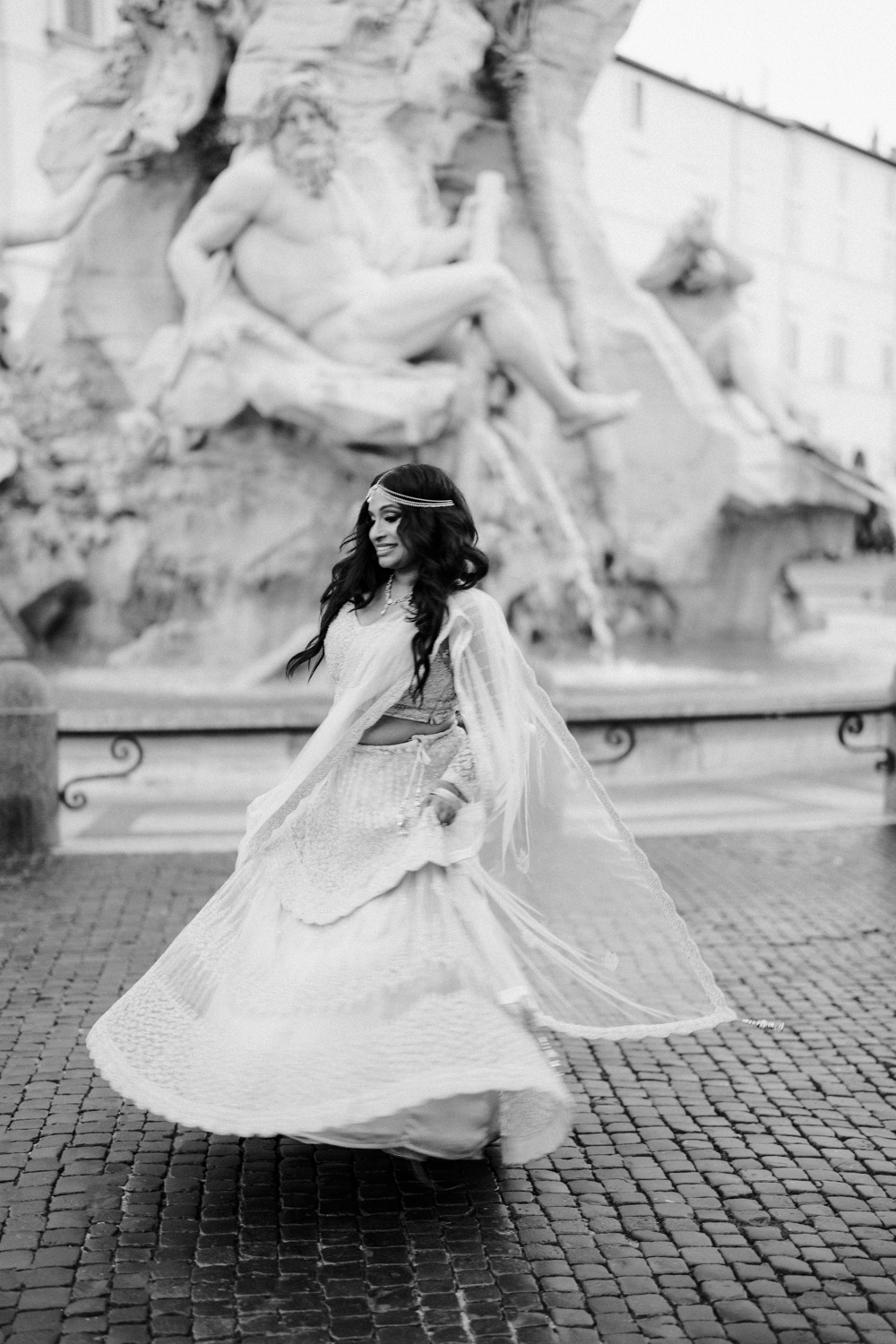 Find the best Rome wedding and elopement photographer for a romantic couples photoshoot in Italy
