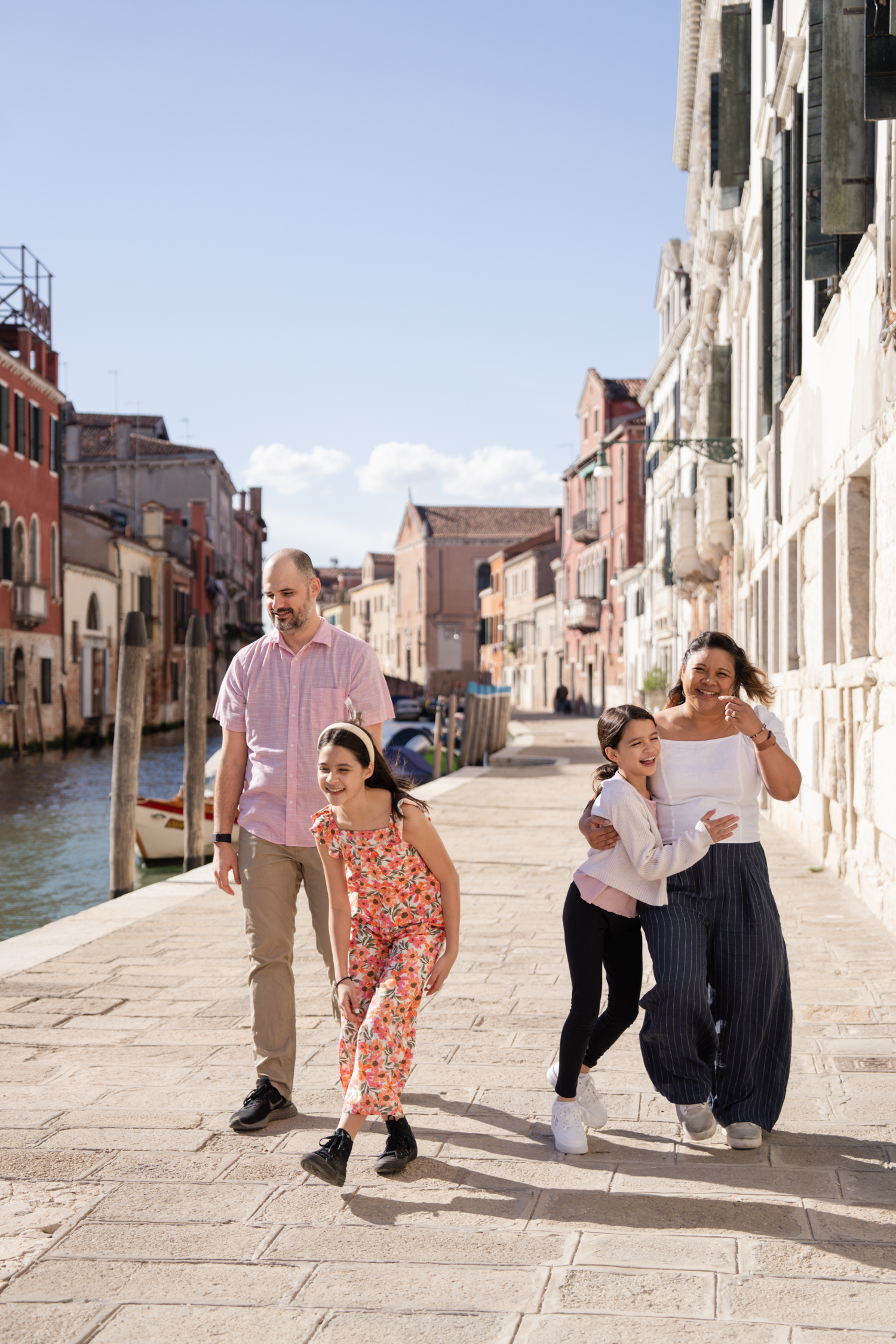This fun photoshoot makes you dream of a vacation with your kinds in Venice. Book your photographer now!