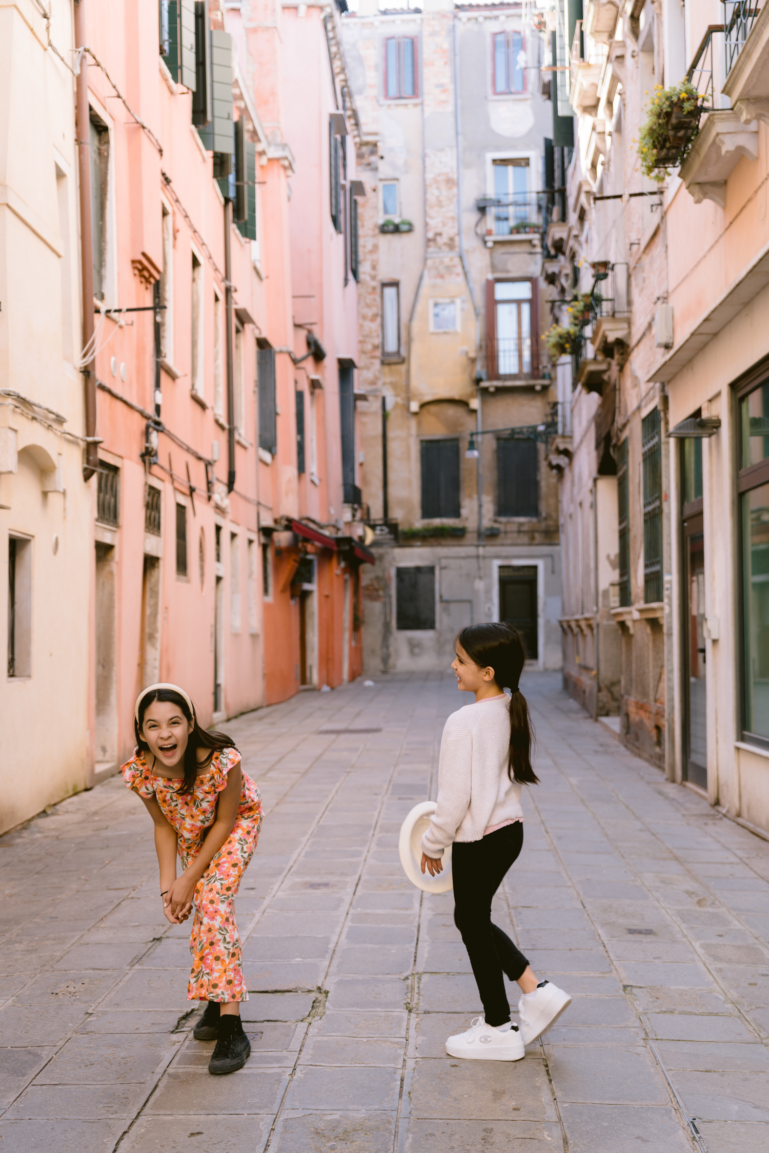 How to make your family photoshoot in Venice a fun experience? Book your family photographer now