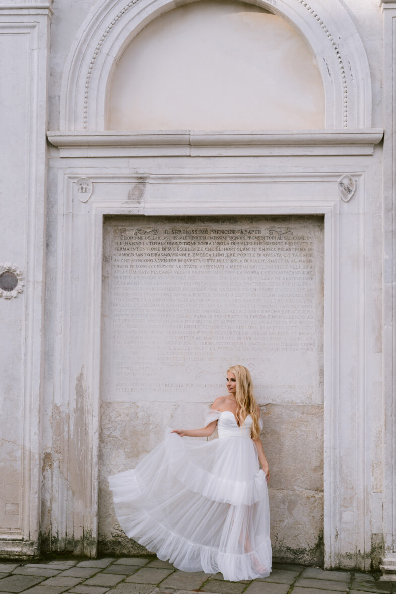 Capture your special moments with a professional engagement photographer in Venice. Experience stunning visuals and unforgettable memories. Book your session today!